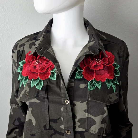 Love Tree Camo Long Sleeve Button Down W/ Red Roses & Pockets, Size Small - Picture 2 of 14